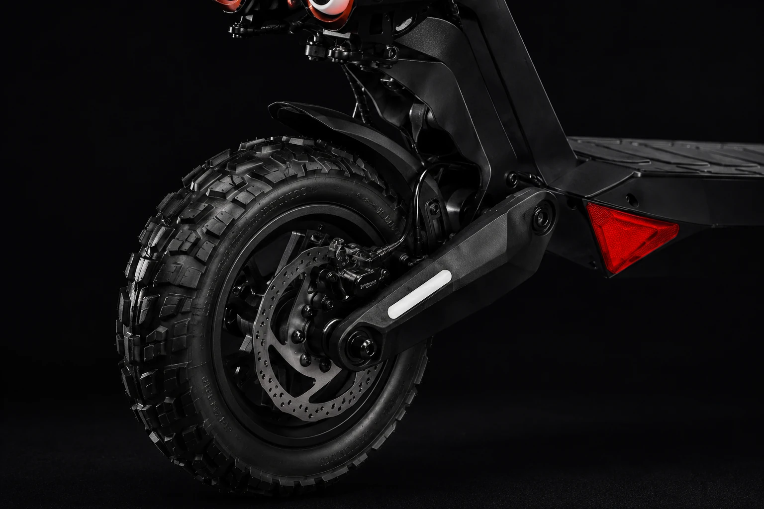 Detalhe do pneu anti-furo, suspensão e freio a disco do Cross Pro