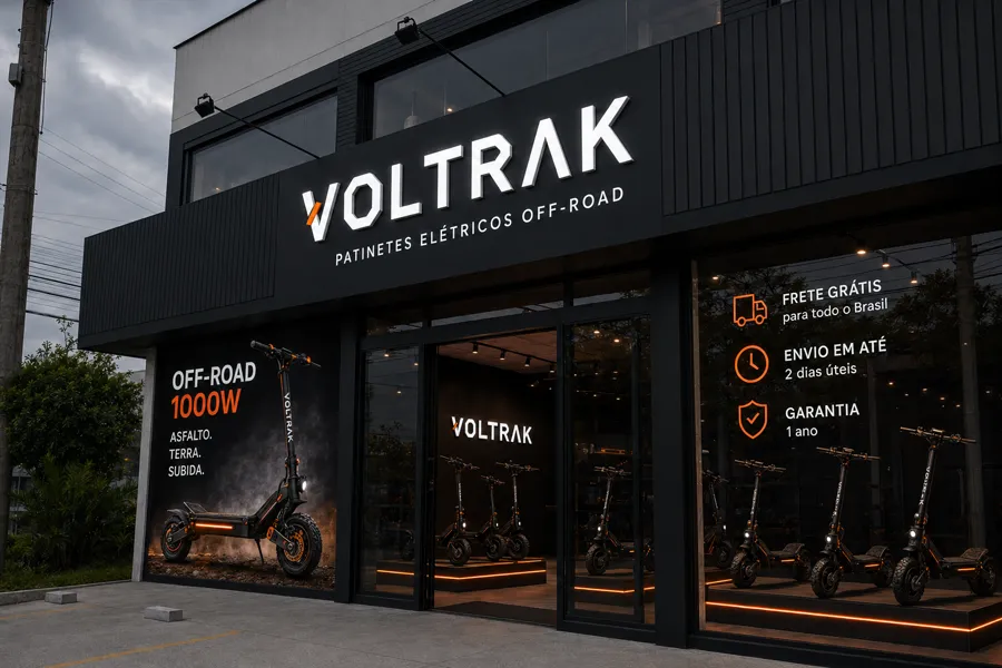 Fachada da loja VOLTRAK com patinetes elétricos na vitrine